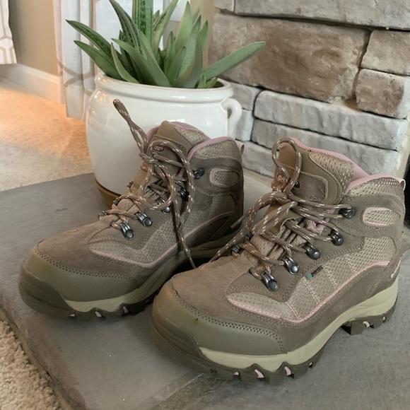 mid rise hiking boots